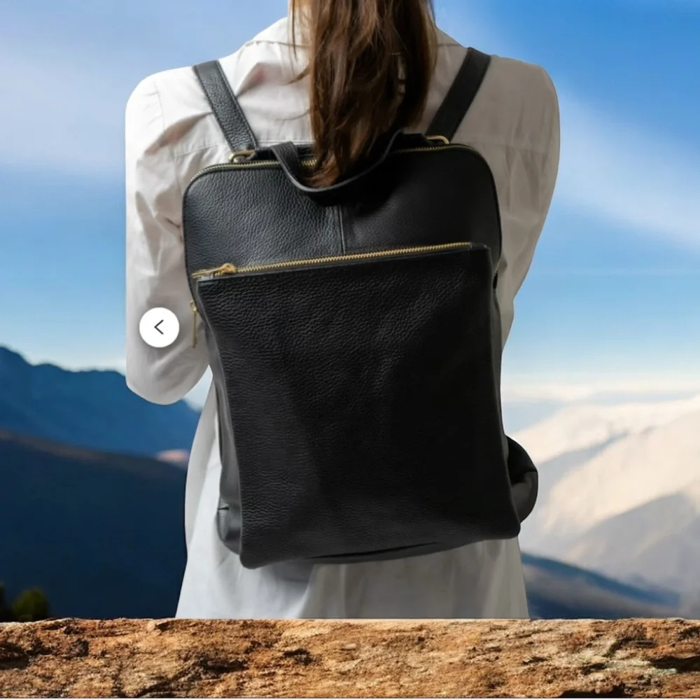 Vera Pelle Classic Black Backpack/ shoulder bag made in Italy NWOT